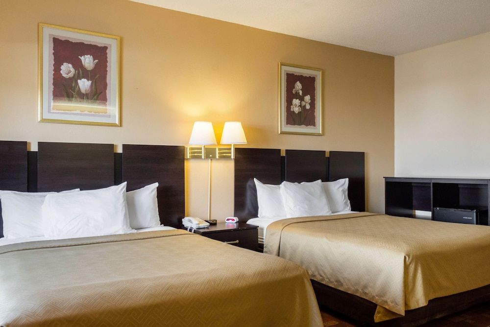 Econo Lodge Luverne Area 3