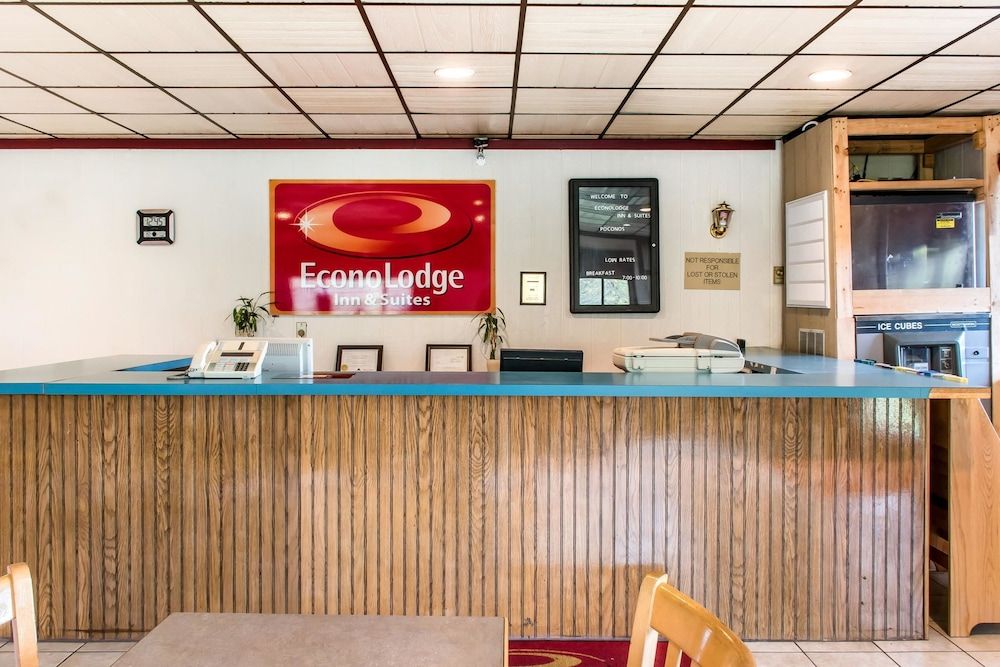 Econo Lodge Inn & Suites 2