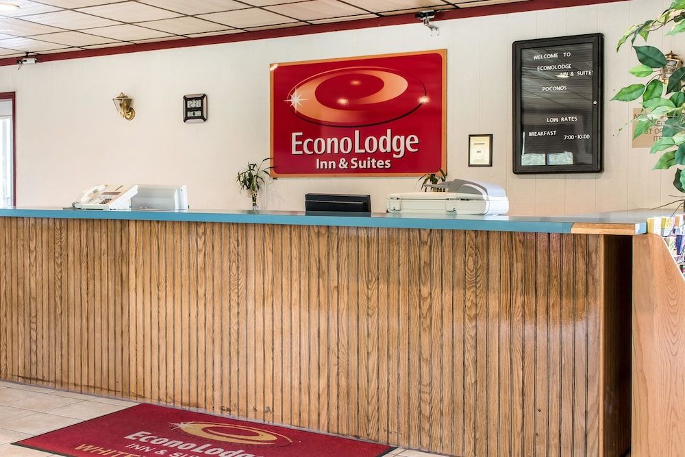 Econo Lodge Inn & Suites 3