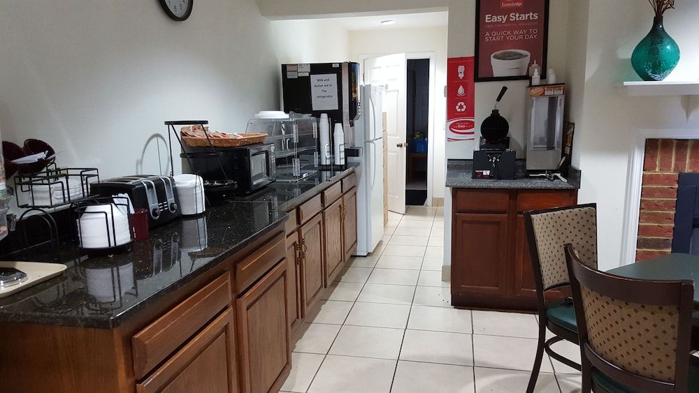 Econo Lodge Glade Springs I-81 2