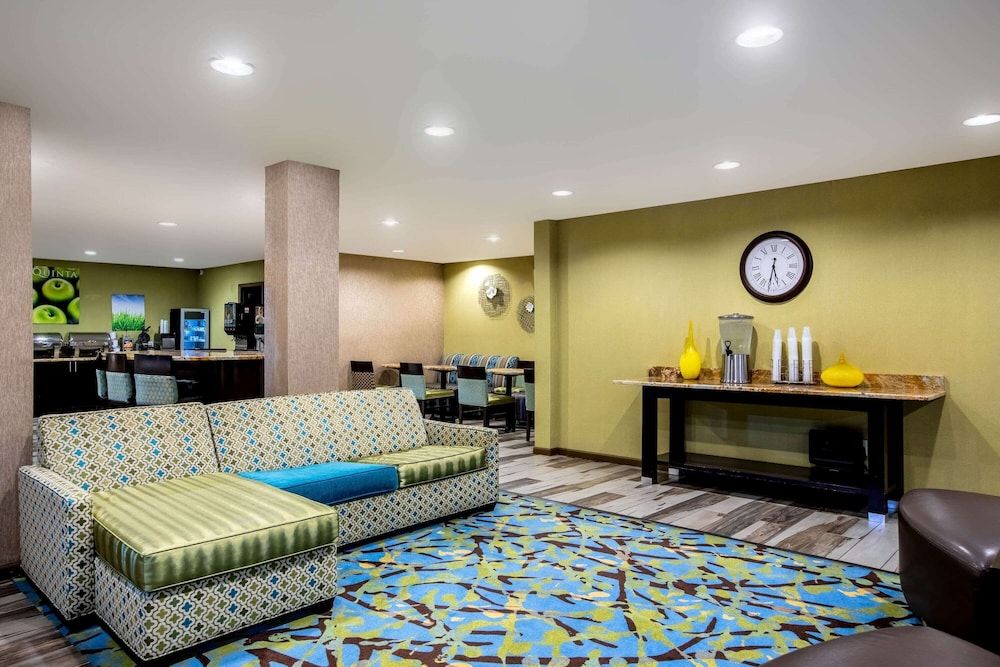 La Quinta Inn & Suites by Wyndham Emporia 2