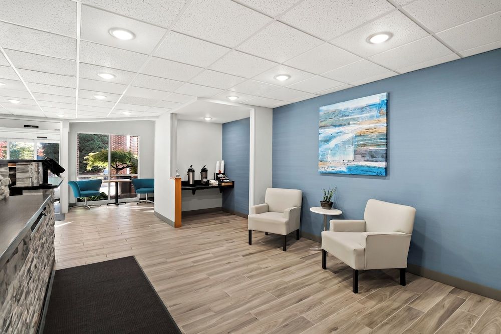 HomeTowne Studios by Red Roof East Lansing - Okemos 3 estrelas em Okemos