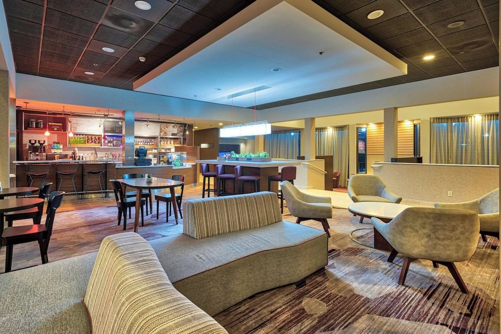 Courtyard by Marriott Hampton 2