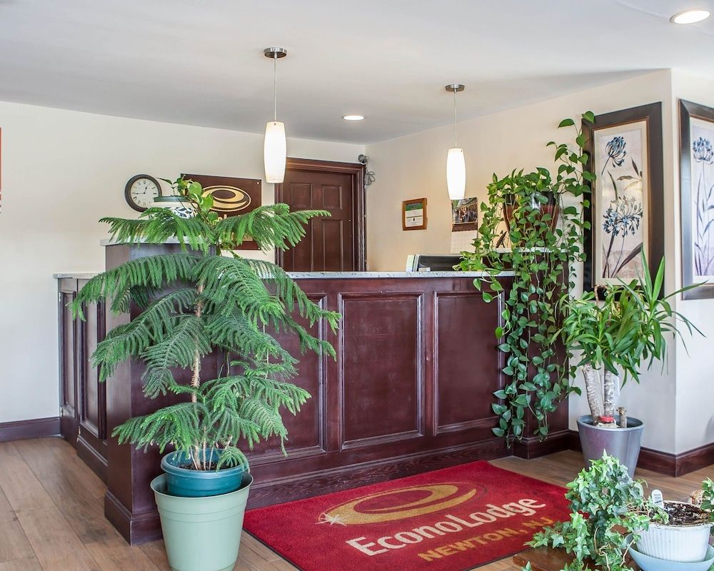 Econo Lodge Newton 3