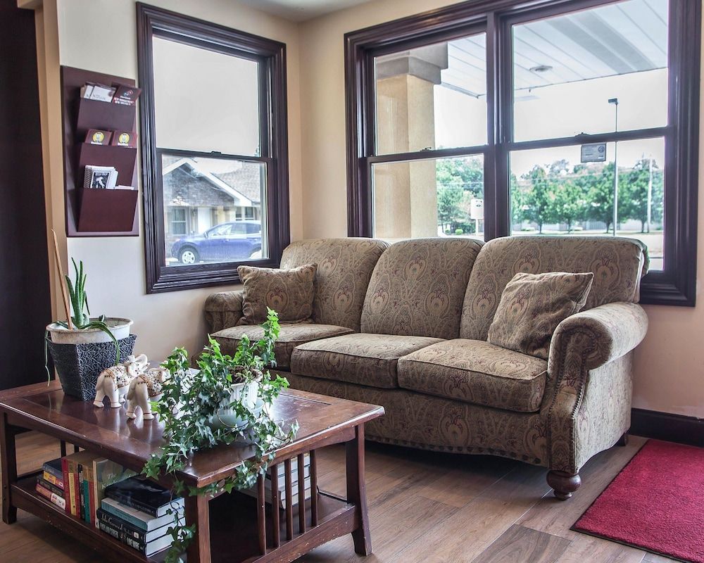 Econo Lodge Newton 2