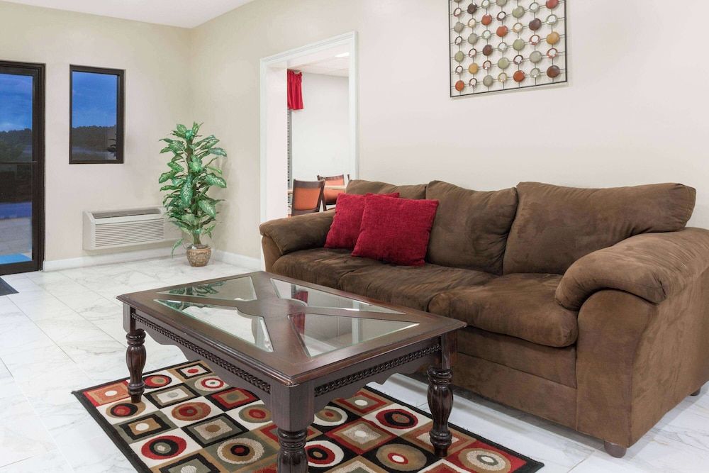 Ramada by Wyndham Pelham 3