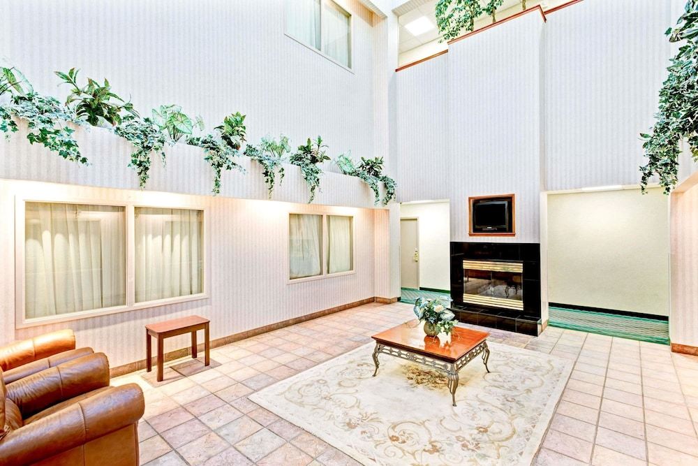 Super 8 by Wyndham Brockton 3