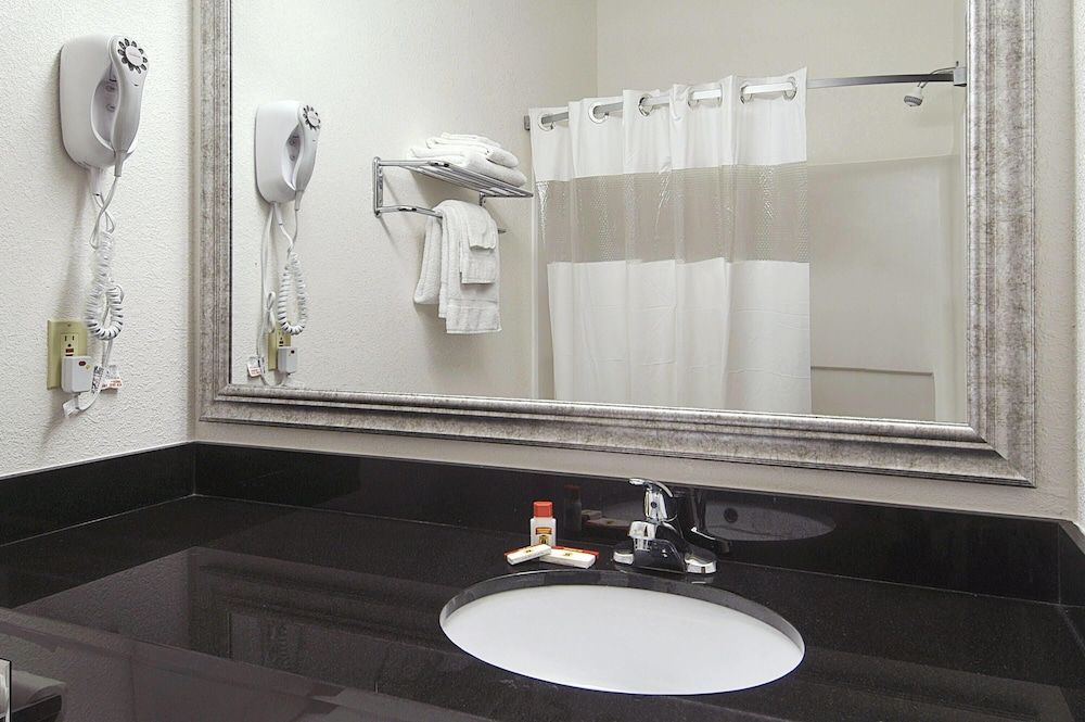 Super 8 by Wyndham Bowling Green North 2