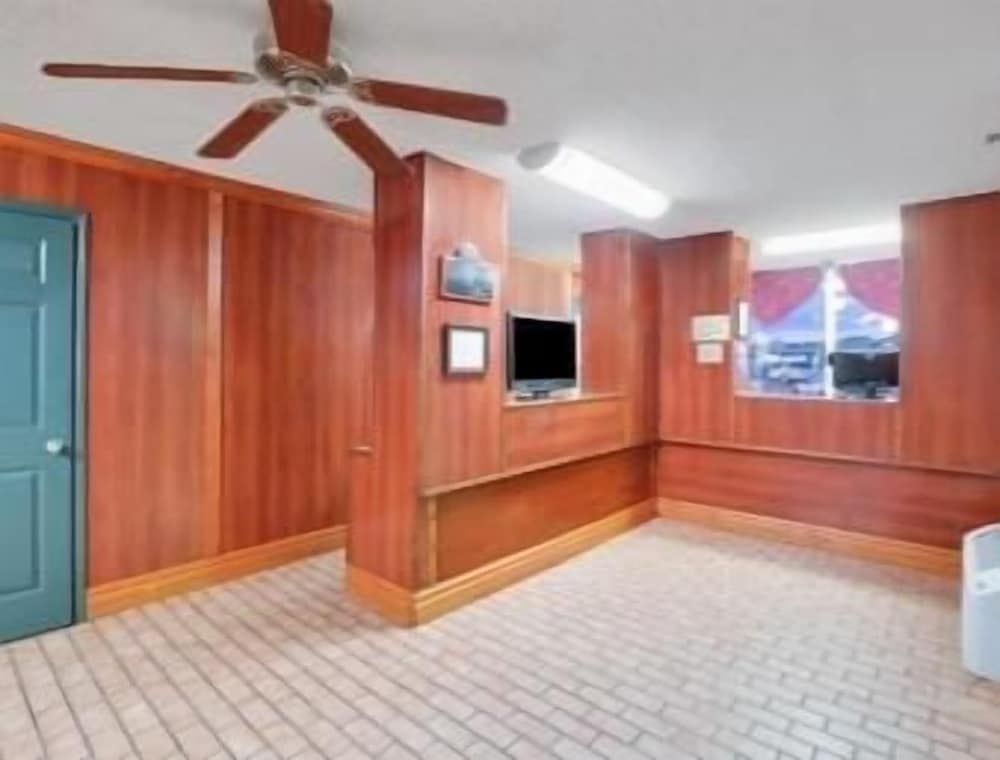 Days Inn by Wyndham Newport 2