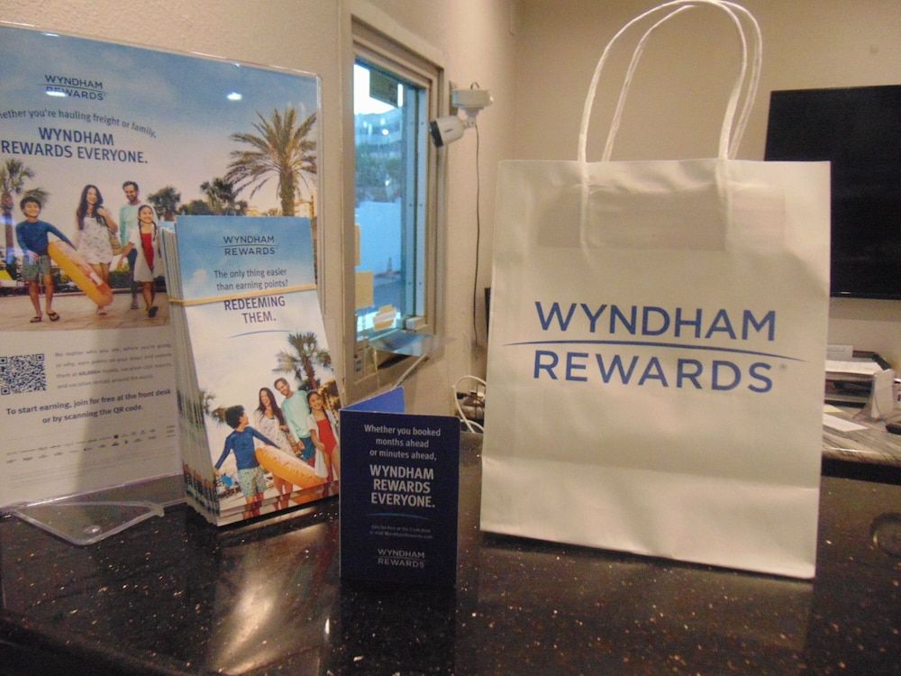 Days Inn by Wyndham Victorville 3