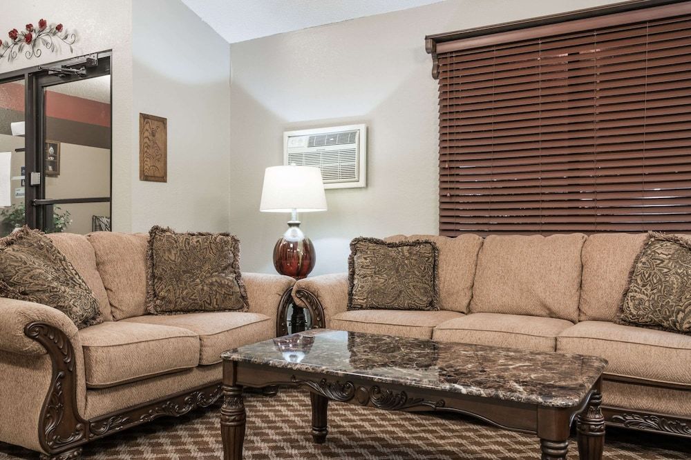 Knights Inn Litchfield 3