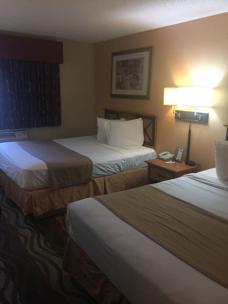 Travelodge by Wyndham Battle Creek 3