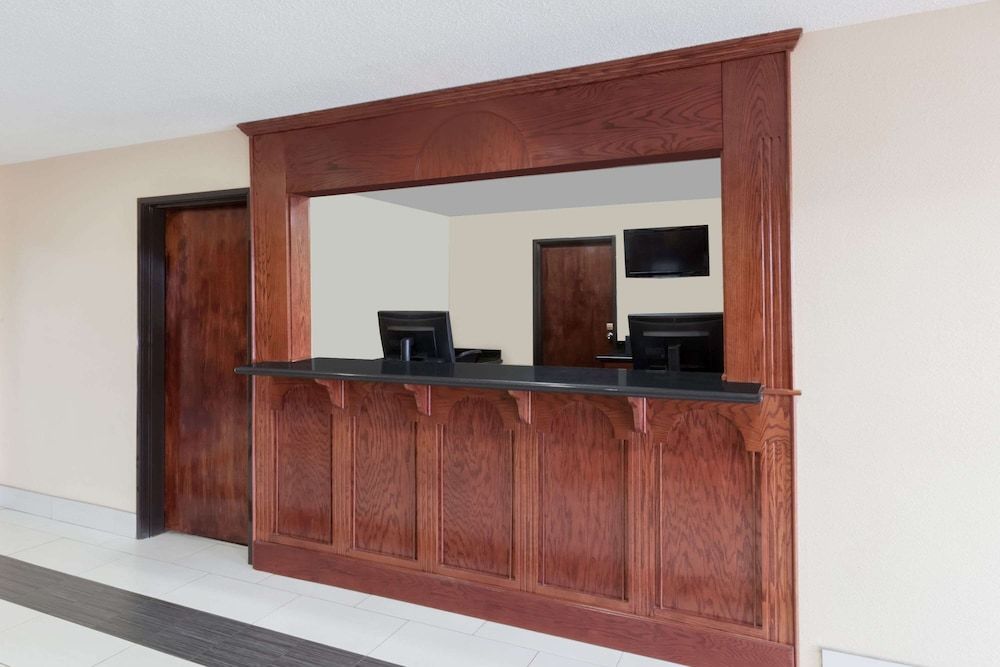 Super 8 by Wyndham Bowling Green South 2