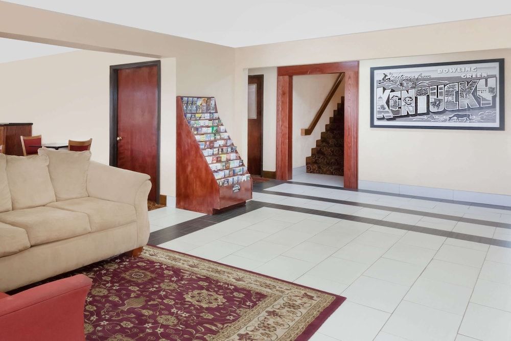 Super 8 by Wyndham Bowling Green South 3