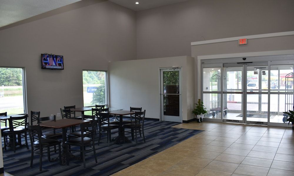 Executive Inn Baker 3