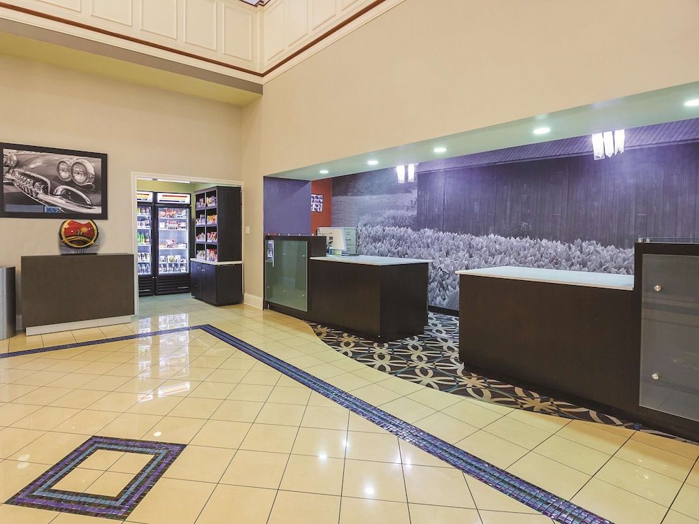 La Quinta Inn & Suites by Wyndham Bowling Green 2
