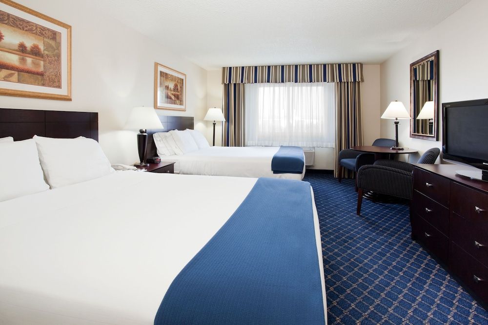 Holiday Inn Express & Suites Torrington 3