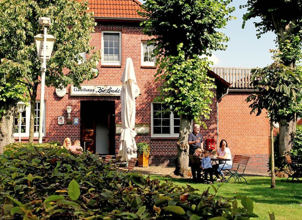 Hotel & Gasthaus Zur Linde 2 estrelas em Neddenaverbergen