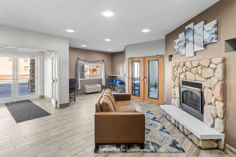 Days Inn & Suites by Wyndham Castle Rock 2