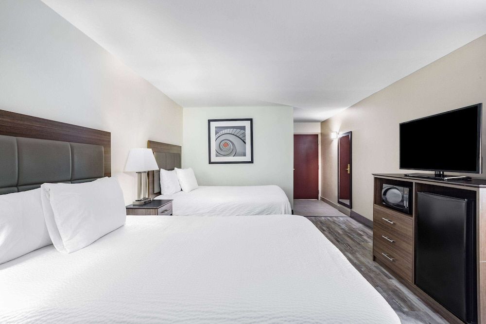 Ramada by Wyndham Hendersonville 3