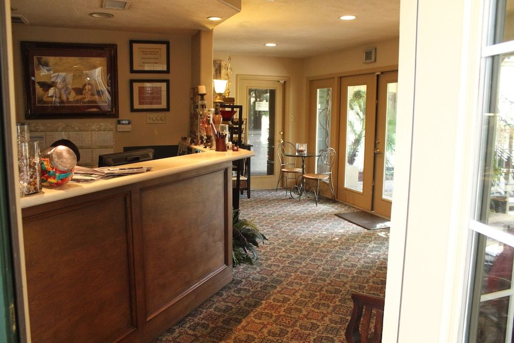 Vineyard Court Designer Suites Hotel 3