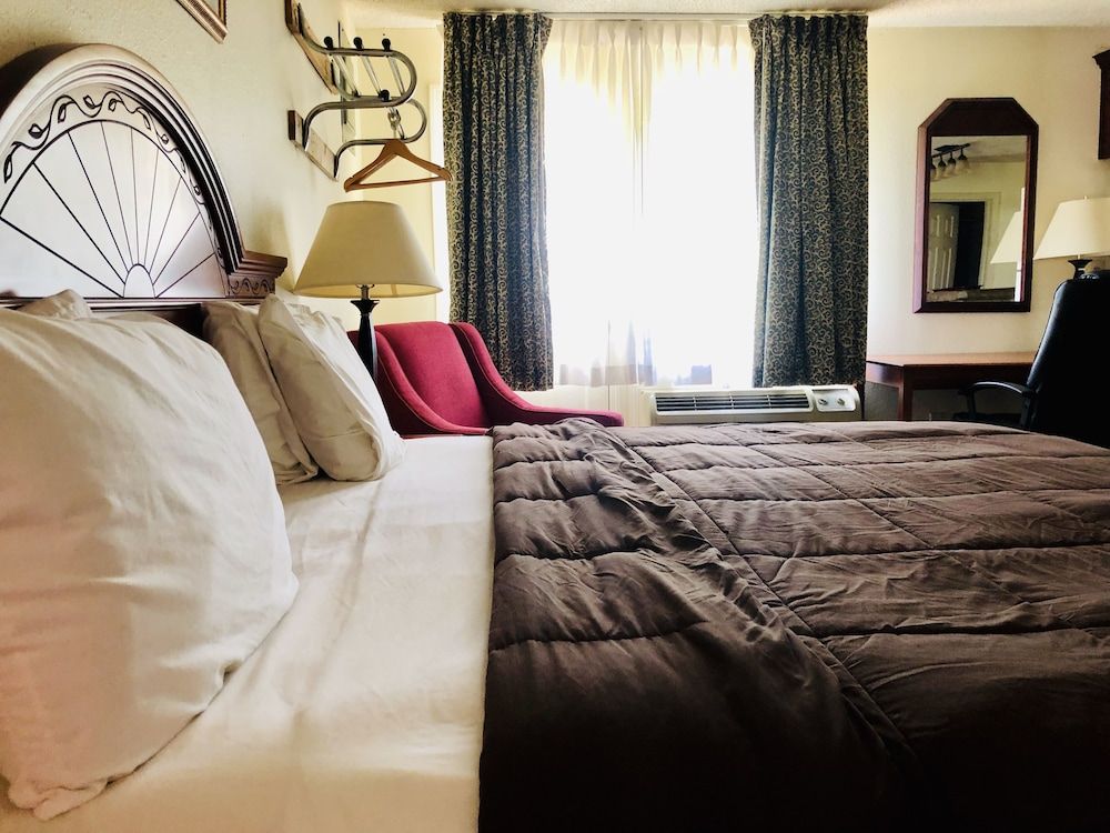 Ozark Inn & Suites 3