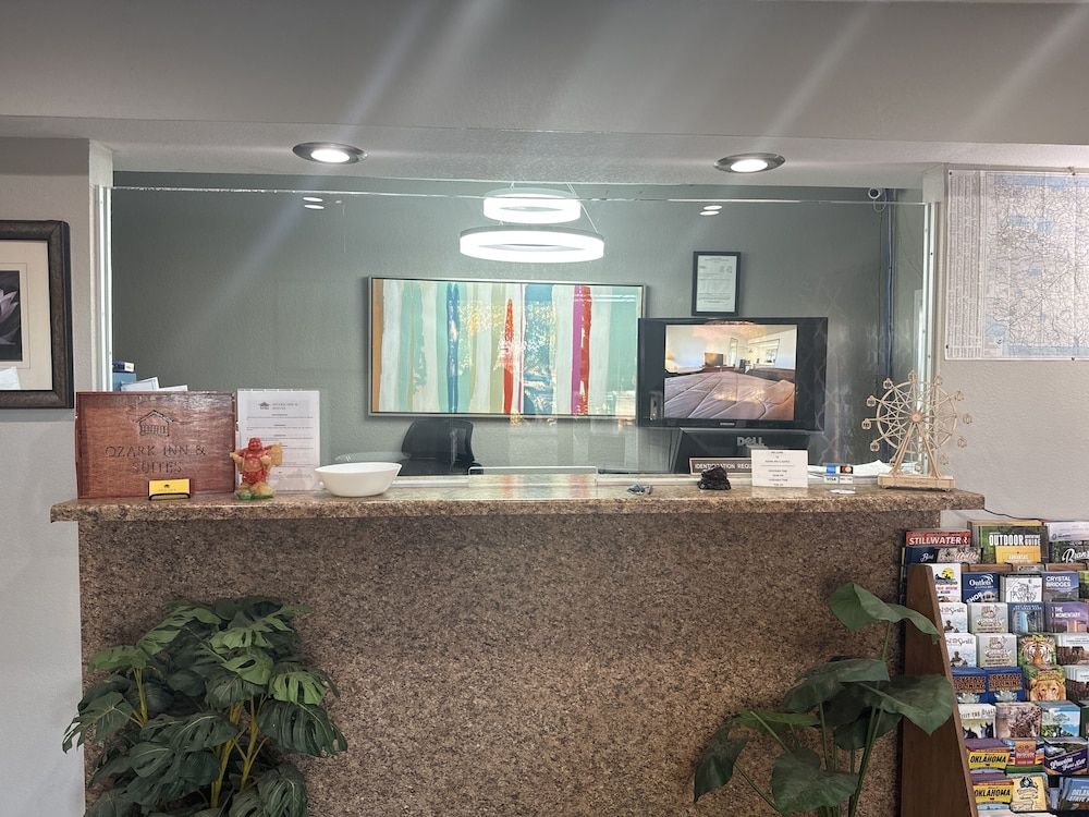 Ozark Inn & Suites 2