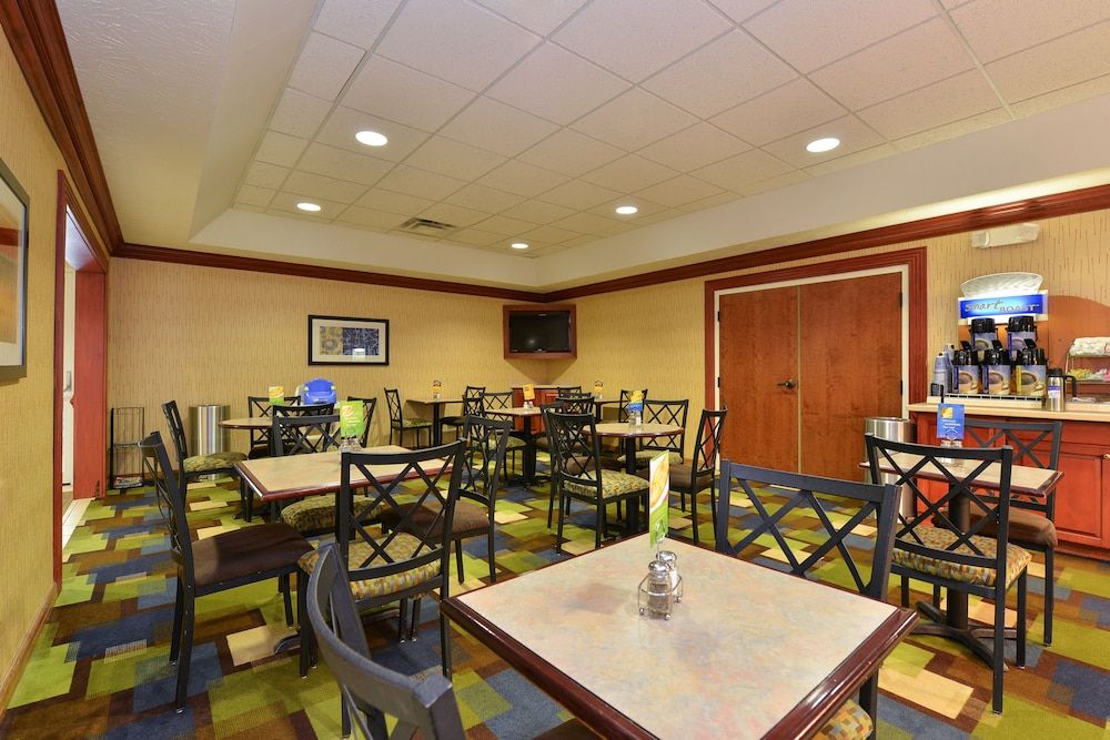 Holiday Inn Express Campbellsville 2