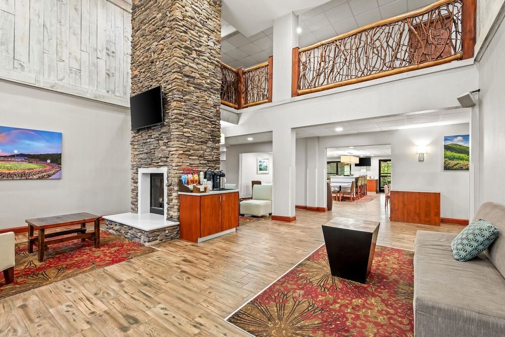 La Quinta Inn & Suites by Wyndham Boone University 3