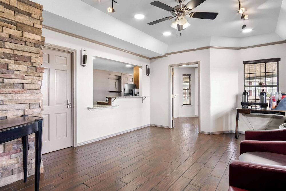 Rodeway Inn Waco Downtown near University 2