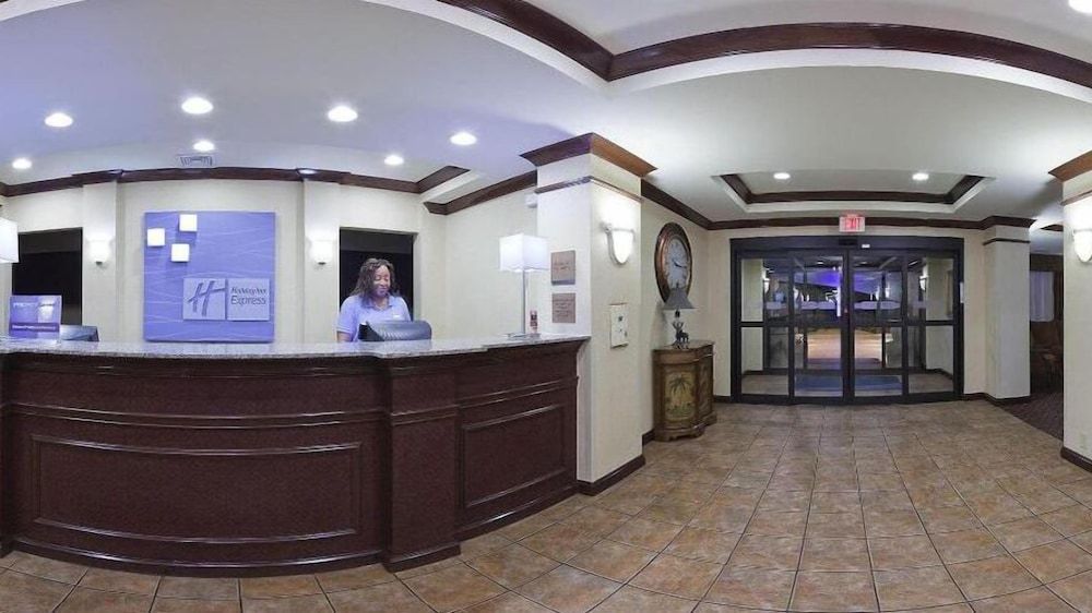 Holiday Inn Express & Suites Cleveland 3