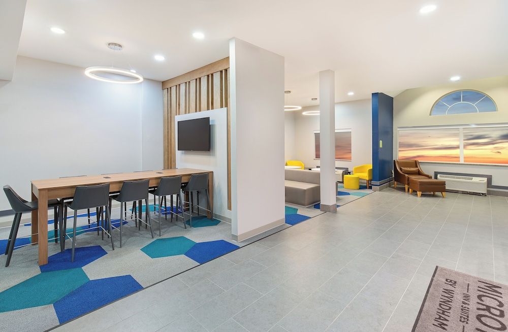 Microtel Inn and Suites by Wyndham Columbus North 2