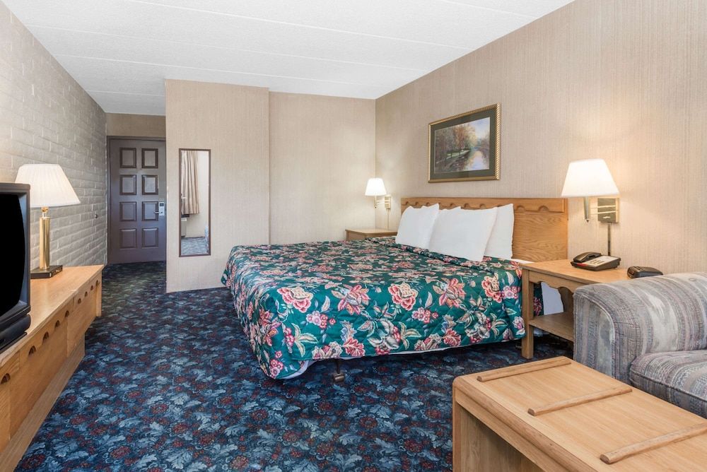 Knights Inn Dayton at Poe Ave 3