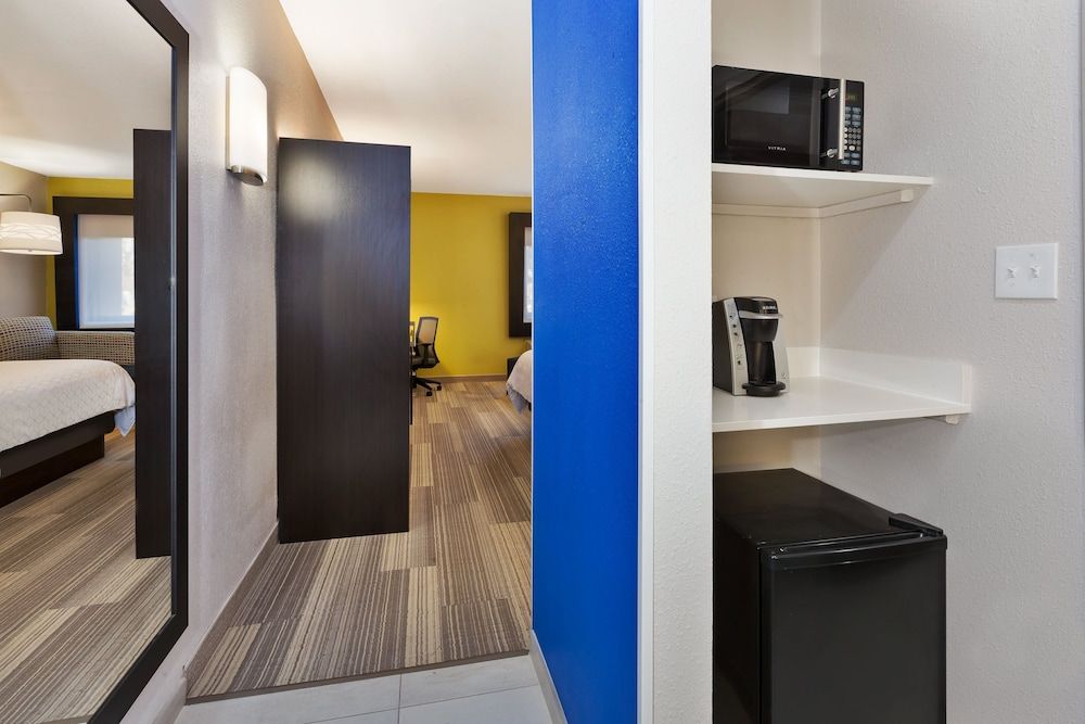 Holiday Inn Express Detroit-Warren by IHG 3