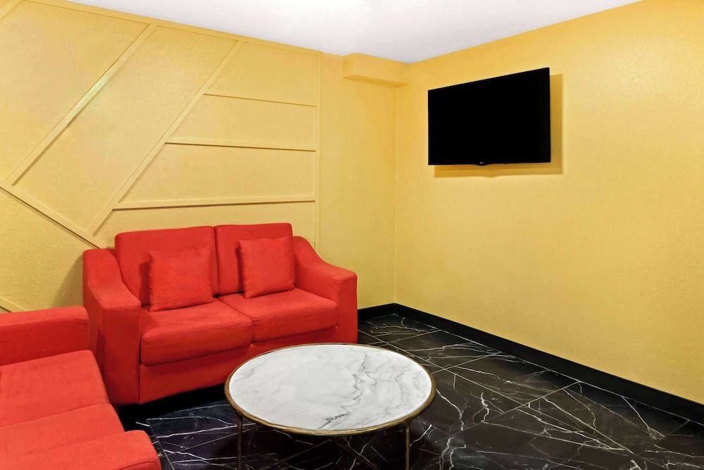 Super 8 by Wyndham Vandalia/Dayton International Airport 2