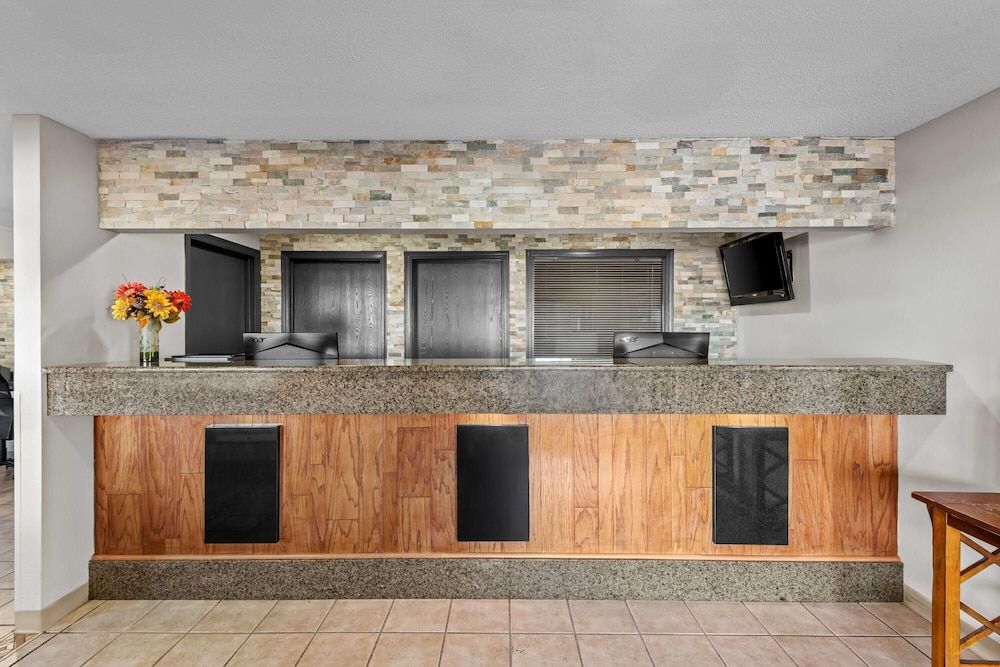 Days Inn & Suites by Wyndham Des Moines Airport 2