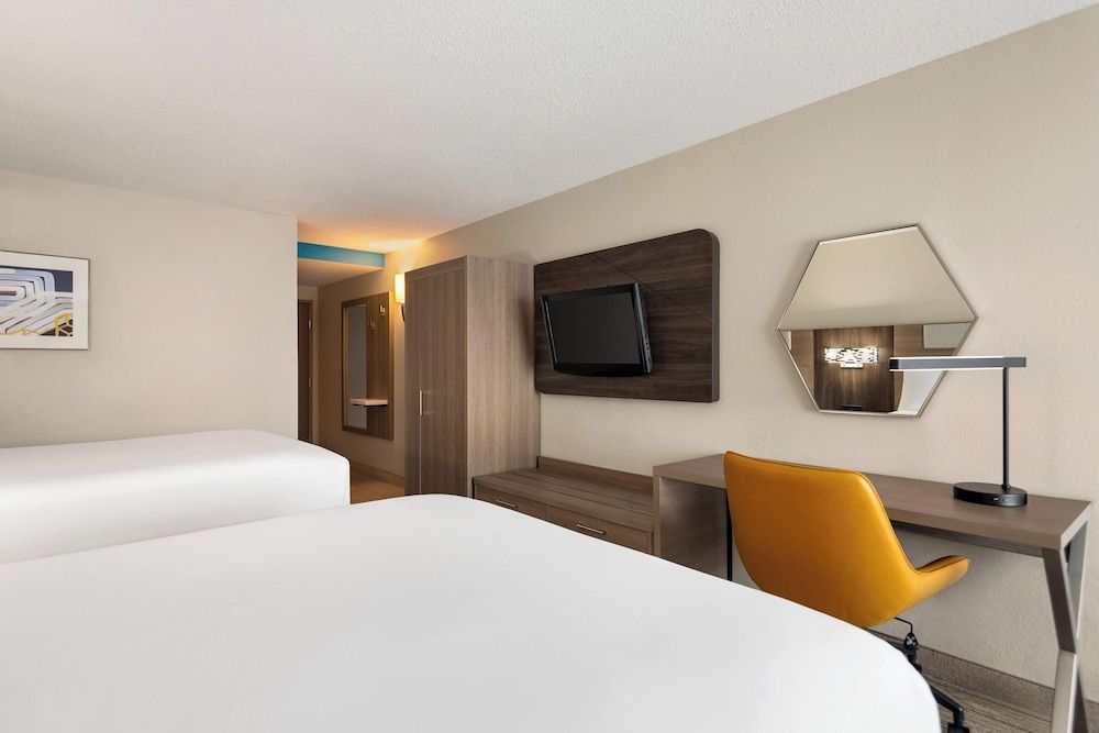 Holiday Inn Express Hotel & Suites Fredericksburg by IHG 2