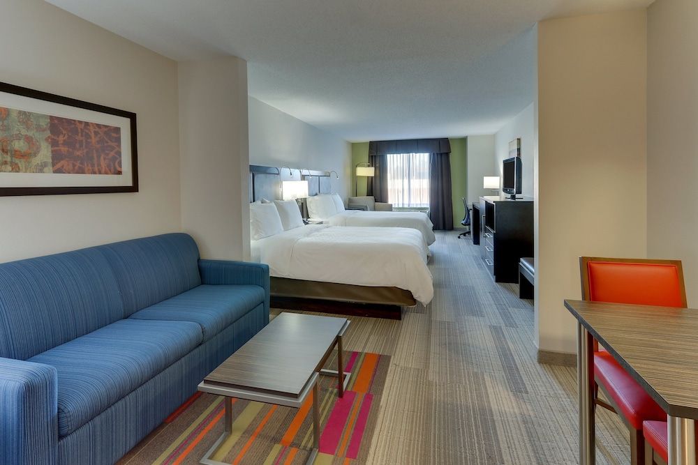 Holiday Inn Express & Suites Dayton-Centerville 2