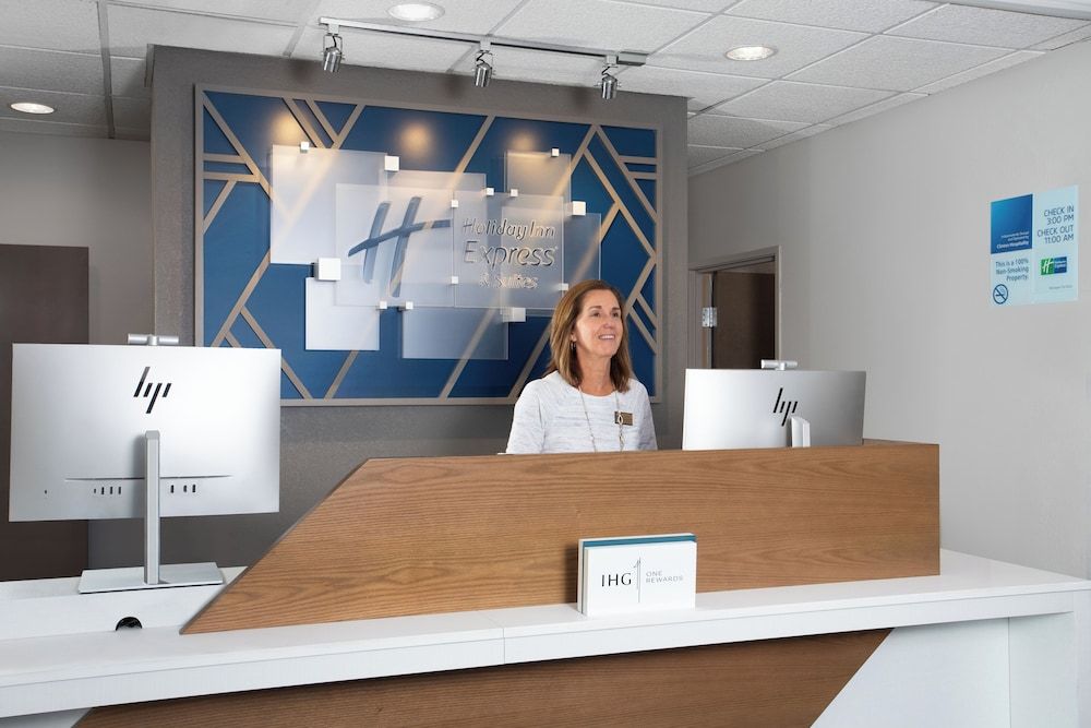 Holiday Inn Express & Suites Clinton 2