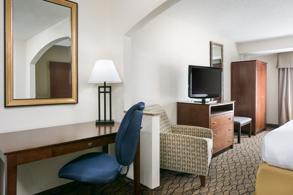 Holiday Inn Express & Suites Clinton 3