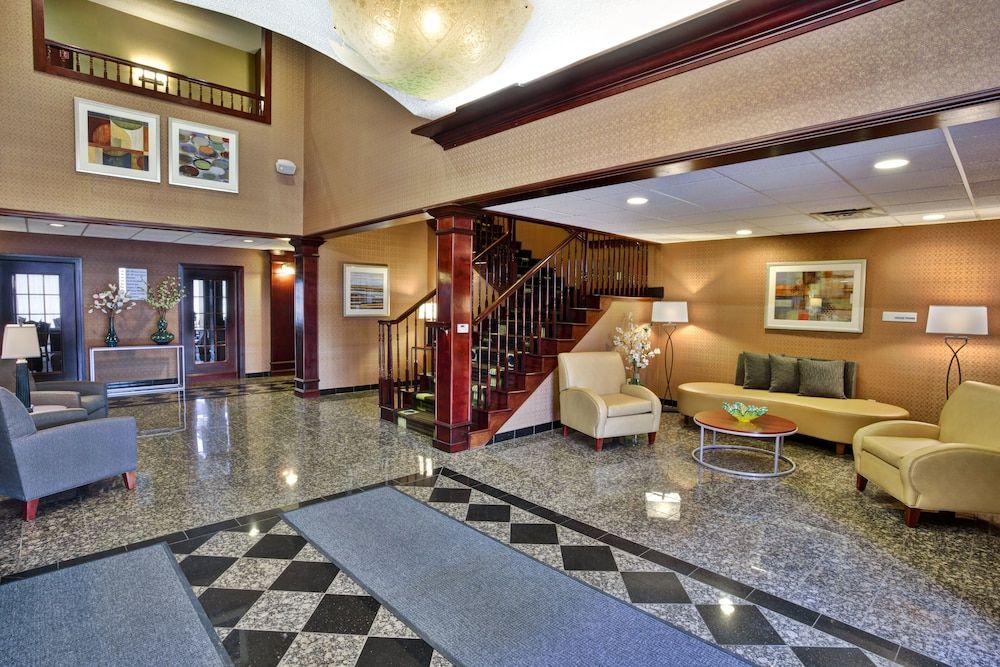 Holiday Inn Express & Suites Woodhaven 3