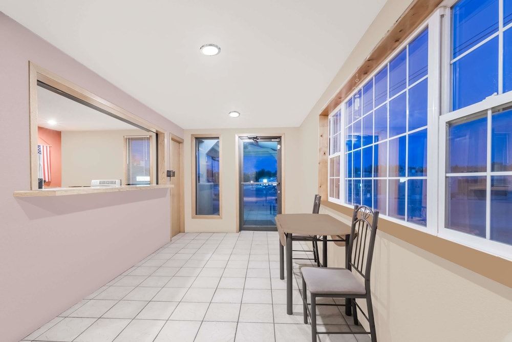 Super 8 by Wyndham Belle Fourche SD 2