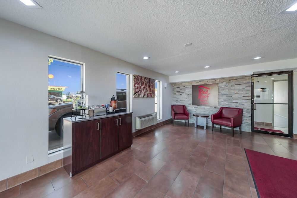 Red Roof Inn & Suites Denton 3