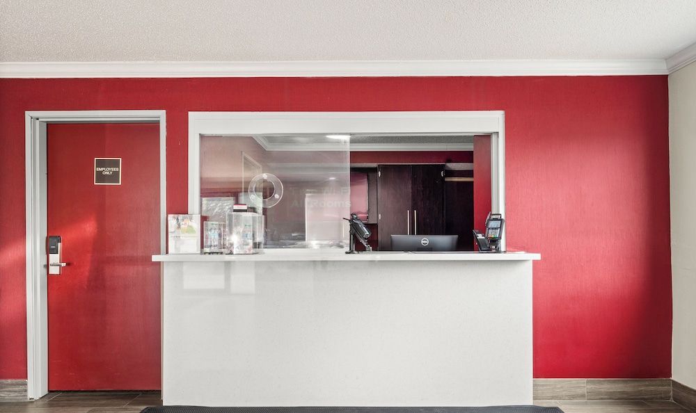 Red Roof PLUS+ Belleville 2