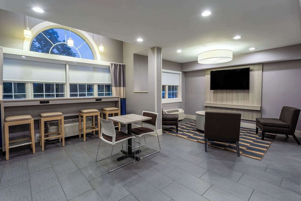 Microtel Inn & Suites By Wyndham Bethel/Danbury 2