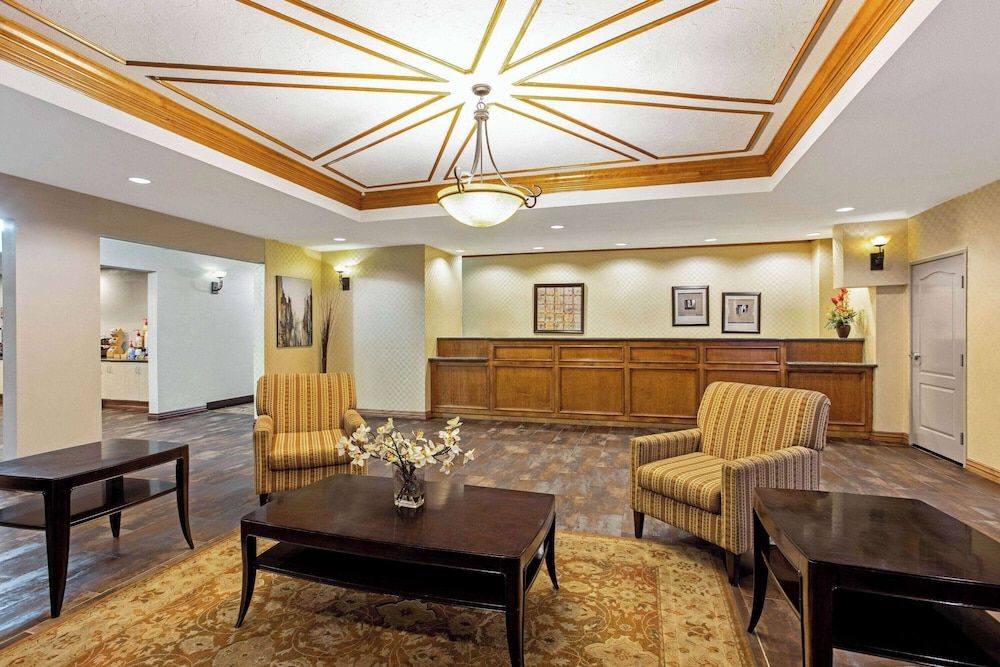 La Quinta Inn & Suites by Wyndham Cleburne 2