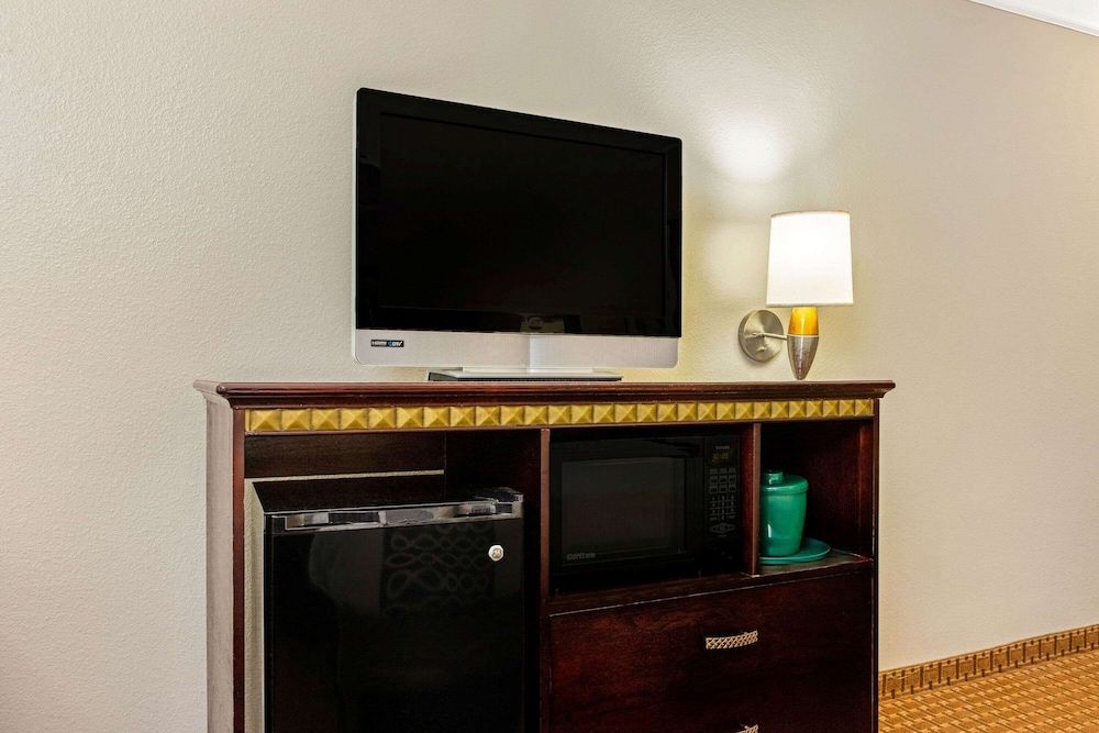 La Quinta Inn & Suites by Wyndham Cleburne 3