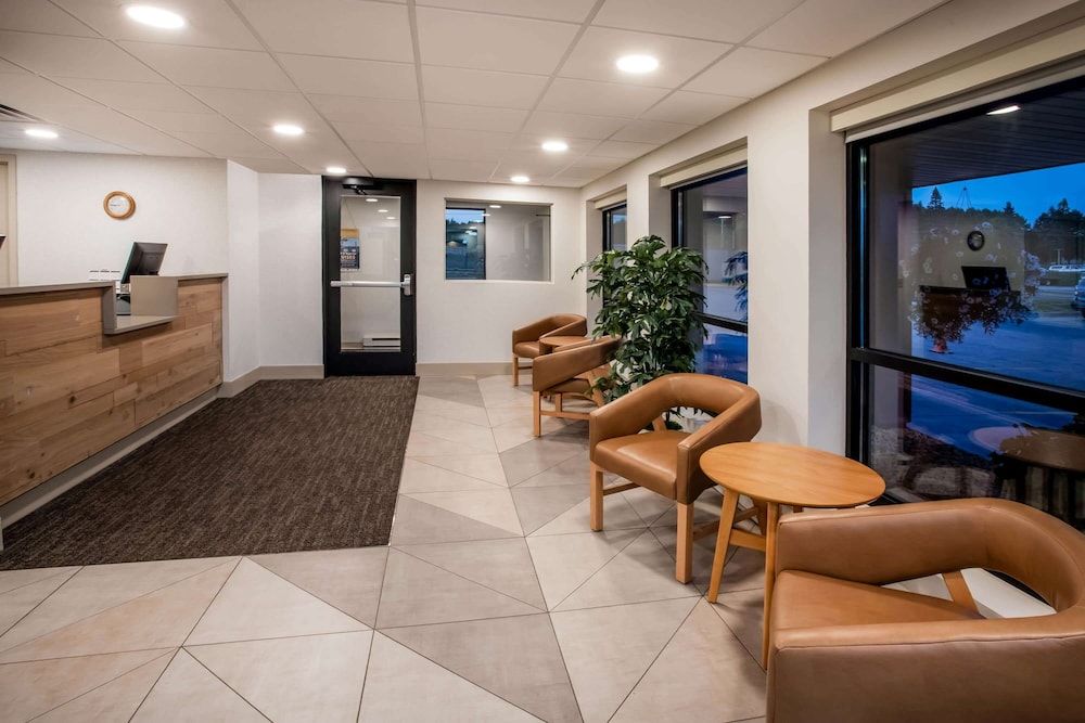 Days Inn & Suites by Wyndham Duluth by the Mall 2