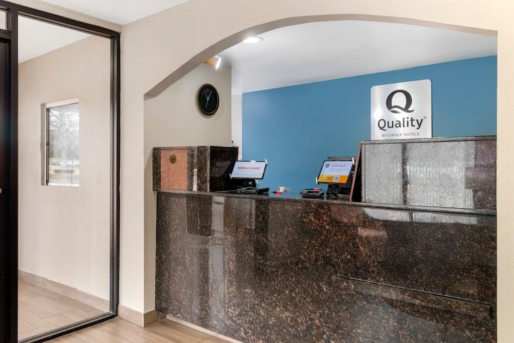Quality Inn & Suites Decatur - Priceville I-65 3