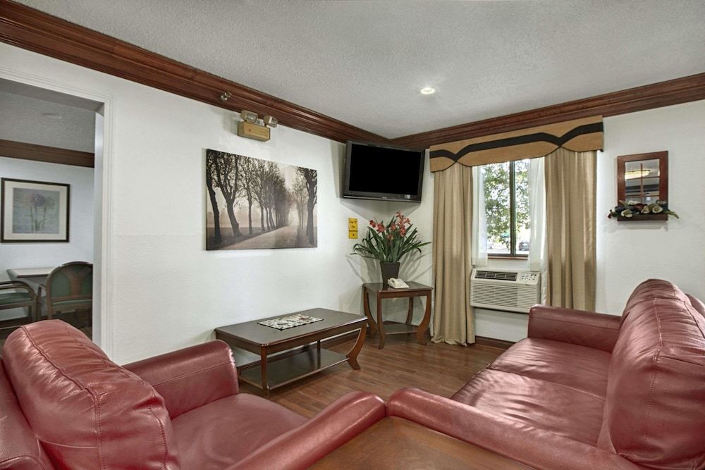 Super 8 by Wyndham Canton/Livonia Area 2